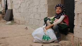İHH tarafından Afrin’deki yetimlere gıda kolisi dağıtıldı