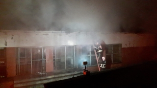 Aydın’da yıkım kararı bulunan spor salonunda çatı yangını