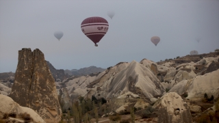 Kapadokya’da balonlar ”sis denizi”nde uçtu