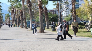 Antalya’da 65 yaş ve üstü vatandaşların deniz keyfi