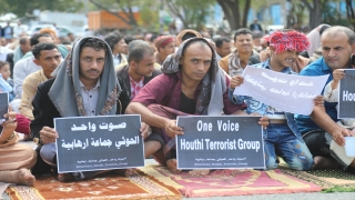 Yemen’de yüzlerce kişi Husilerin ”terör örgütü” kabul edilmesi talebiyle gösteri düzenledi