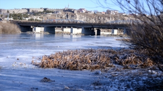 Kura Nehri’nin yüzeyi buzla kaplandı