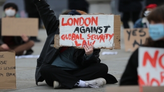 Fransa’daki güvenlik yasa tasarısı ve polis şiddeti İngiltere’de protesto edildi