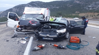 Antalya’da kamyonetle otomobil çarpıştı: 1 ölü, 4 yaralı