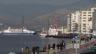 Kovid19 vaka sayısında artış kaydedilen İzmir’in işlek noktalarında yoğunluk gözlendi