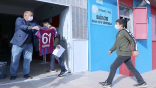 Trabzonsporlu yöneticiden Diyarbakır’daki bordomavili takım taraftarı öğrencilere forma