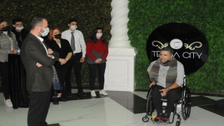 Otel çalışanları engelli bale sanatçısı Öztürk’e tekerlekli sandalye hediye etti