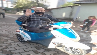 Beşir Derneği Suriyeli engelli sığınmacıya elektrikli motosiklet hediye etti
