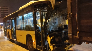 Ümraniye’de İETT otobüsü park halindeki kamyona çarptı