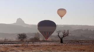 Kapadokya’da sis ve balonlar masalsı görüntü oluşturdu