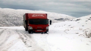 Siirt’te karda mahsur kalan 5 araç kurtarıldı