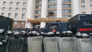 Moldova’da hükümetin istifasını isteyen çiftçiler traktörleriyle meclis önünde eylem yaptı