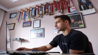 Milli cimnastikçi İbrahim Çolak, AA’nın ”Yılın Fotoğrafları” oylamasına katıldı
