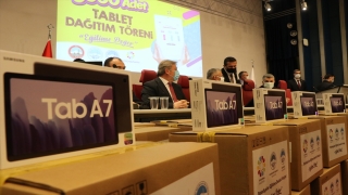 Kayseri’de belediyelerden eğitime 5 bin tablet desteği