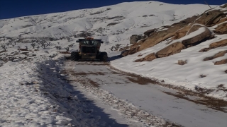 Diyarbakır Büyükşehir Belediyesi kardan kapanan yolları ulaşıma açtı