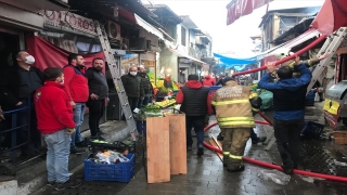 İzmir’deki Kemeraltı Çarşısı’nda bir binada çıkan yangın söndürüldü
