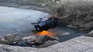 Mersin’de sulama kanalına düşen otomobildeki 5 kişi yaralandı