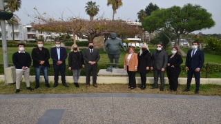 Antalya’da 8. Cumhurbaşkanı Turgut Özal’ın heykeline maske takılmasına kınama
