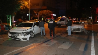 Adana’da iki otomobil çarpıştı: 3 yaralı