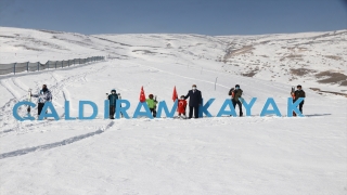 Van’da aileleri ikna edilen gençlere kayak eğitimi veriliyor
