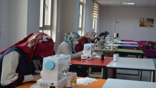 Kayseri’de 40 kadın istihdam edildikleri kursta 400 bin maske üretti