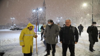 Sivas Valisi Ayhan ve Belediye Başkanı Bilgin kar kürüdü