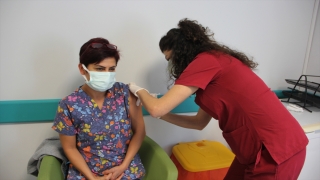 Muğla, Burdur ve Isparta’da sağlık çalışanlarına CoronaVac aşısı uygulanmaya başlandı