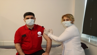 Batman’da CoronoVac aşısı sağlık çalışanlarına uygulanmaya devam ediyor