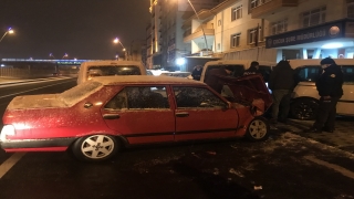 Kayseri’de kontrolden çıkan otomobil park halindeki 3 polis aracına çarptı
