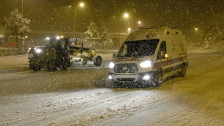 Zigana Dağı Geçidi’nde kar yağışı nedeniyle zincirsiz ve ağır tonajlı araçların geçişine izin verilmiyor
