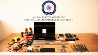 Antalya’da, ATM’de kartları kopyalayıp dolandırıcılık yaptığı iddia edilen zanlılardan biri tutuklandı