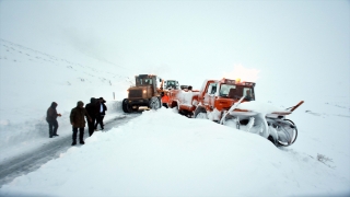 Muş’ta karayolları ekipleri, karda mahsur kalan araçları kurtardı