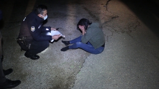 Adana’da bir kadın darbedilip otomobilden atıldı