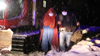 Ağrı’da yolu kardan kapanan köydeki hamile kadının yardımına paletli ambulans yetişti