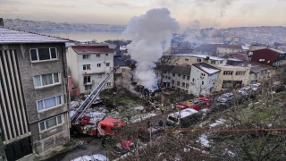 Beyoğlu’nda 3 katlı metruk binada çıkan yangın söndürüldü