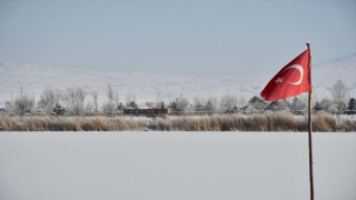 Sivas’ta kar ve buzla kaplanan Ulaş Gölü görsel şölen sundu