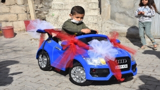 Siirt’te polis ekipleri 4 yaşındaki çocuğun akülü araç talebini yerine getirdi