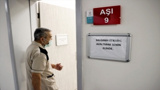 İstanbul’da sağlık çalışanlarına ikinci doz CoronaVac aşısı uygulanmaya başladı