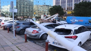 İzmir Cumhuriyet Meydanı’ndaki aydınlatma direği fırtına nedeniyle araçların üzerine devrildi