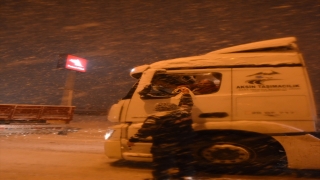 Balıkesir-Susurluk yolunun açılmasını bekleyen araçlara kumanya dağıtılıyor
