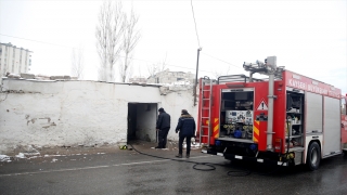 Kayseri’de yangın çıkan metruk evdeki 2 köpek kurtarıldı