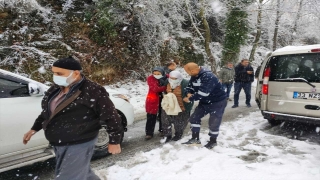 Mersin’de kardan kapanan yolda araçlarıyla mahsur kalan aileyi belediye ekipleri kurtardı