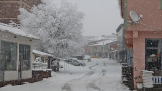 Bingöl’de yoğun kar yağışı nedeniyle 20 köy yolunda ulaşım sağlanamıyor