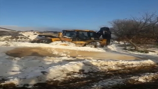 Ezel okuluna gidebilsin diye belediye ekipleri kardan kapalı köyünün yolunu açtı