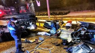 Bursa’da yolcu otobüsü ile otomobilin çarpışması sonucu iki kişi yaşamını yitirdi, 10 kişi yaralandı