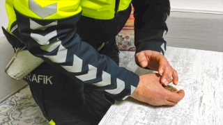 Malatya’da donmak üzere olan serçeye polisten şefkat eli