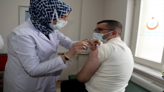 Erzurum Valisi Okay Memiş, Kovid19 aşısı yaptırıp vatandaşları aşı olmaya davet etti