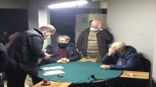 Bursa’da kapalı olması gereken kahvehanede kumar oynayan 19 kişiye idari para cezası kesildi