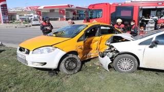 Samsun’da taksi ile otomobil çarpıştı: 3 yaralı