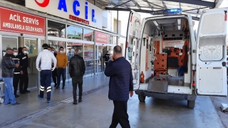Adana’da kopan elektrik telini kesmeye çalışırken akıma kapılan 2 kişiden biri öldü